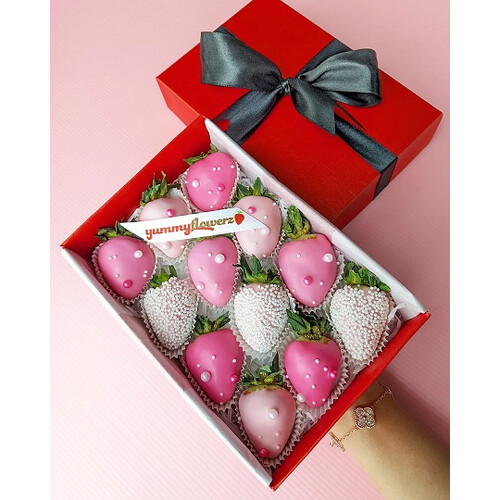 12pcs 4 Shades of Pink Chocolate Strawberries Gift Box